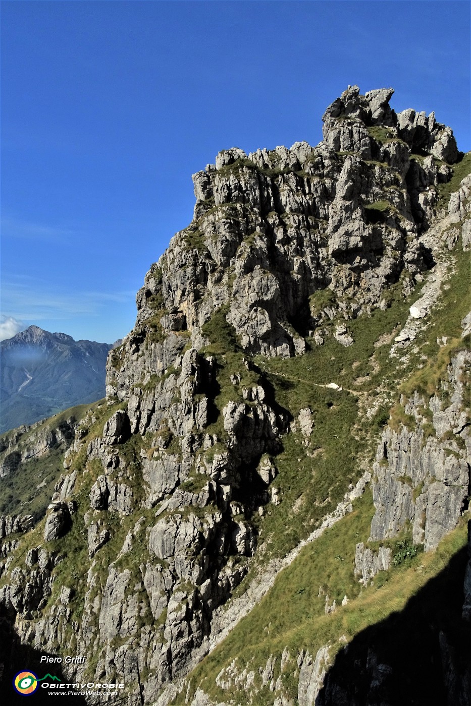 34 Traversata di uno scosceso canalone tra rocce a precipizio.JPG